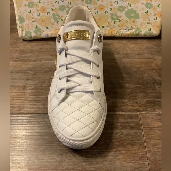 Women’s low top shoes guess shoes! - Picture 5 of 11